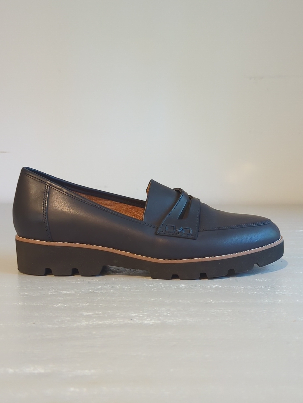 Vionic Black Leather Lug Sole Penny Loafer size 9
